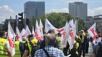 Solidarność wychodzi na ulice Warszawy. Tysiące związkowców domagają się referendum w sprawie Zielonego Ładu