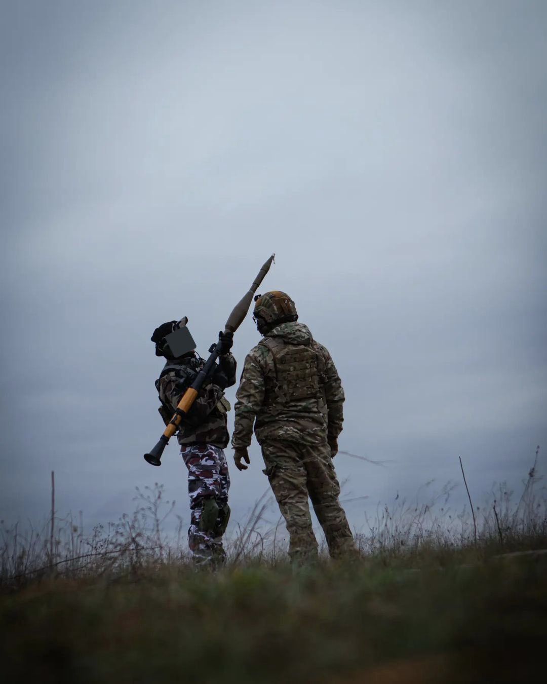 Ukraiński żołnierz z granatnikiem przeciwpancernych RPG-7 z bułgarskim tandemowym granatem PG-7VT.