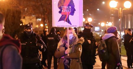 Strajk Kobiet. Radny PiS chce odwołania urzędniczki. Brała udział w protestach