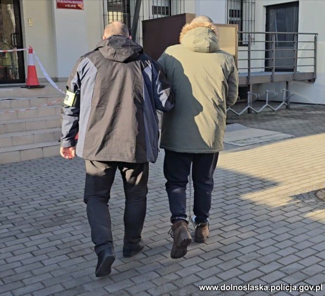 Brutalny atak młotkiem nad stawem w Jelczu-Laskowicach. Podejrzany o usiłowanie zabójstwa aresztowany po kilku godzinach