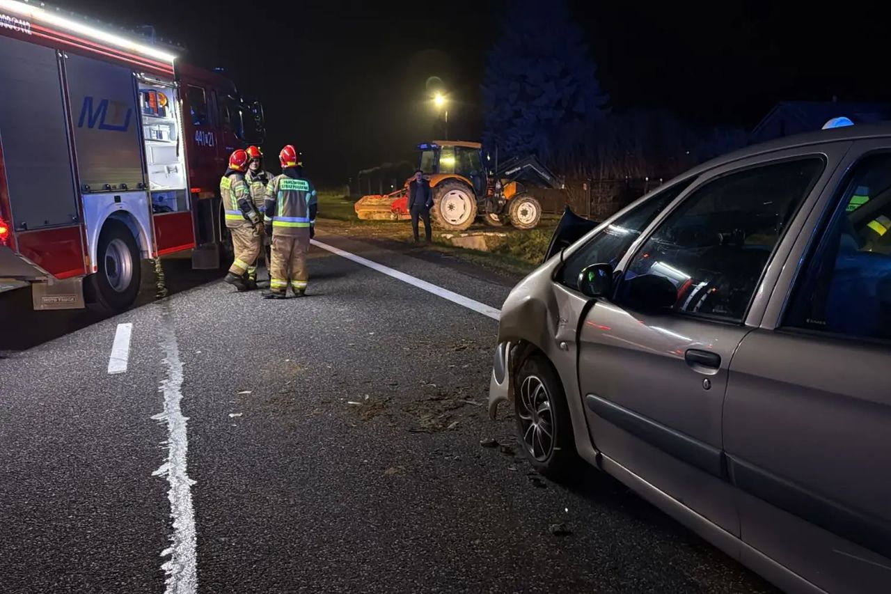 Nastolatka ranna po zderzeniu samochodu z ciągnikiem w Obręcznej [zdjęcia]