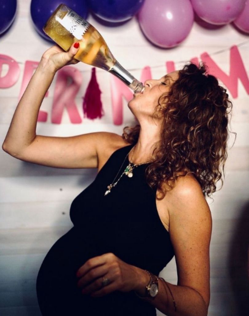 Monika Mrozowska wita Nowy Rok, popijając bezalkoholowego szampana