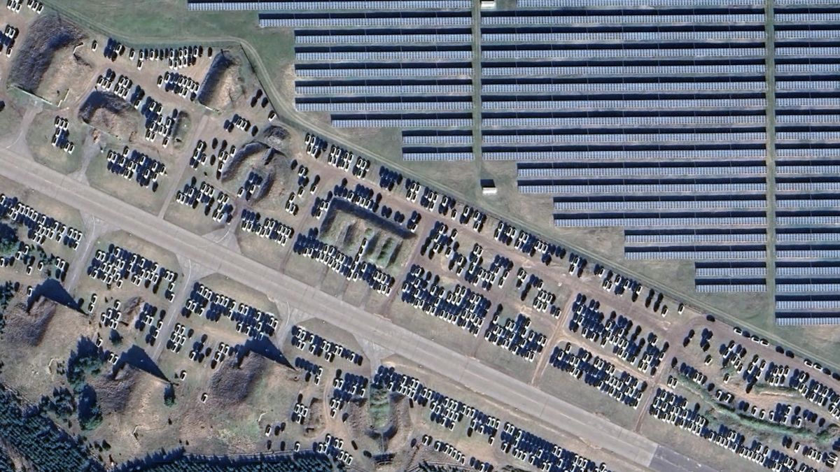Zdjęcie satelitarne lotniska Neuhardenberg, na którym stoją tysiące aut marki Tesla