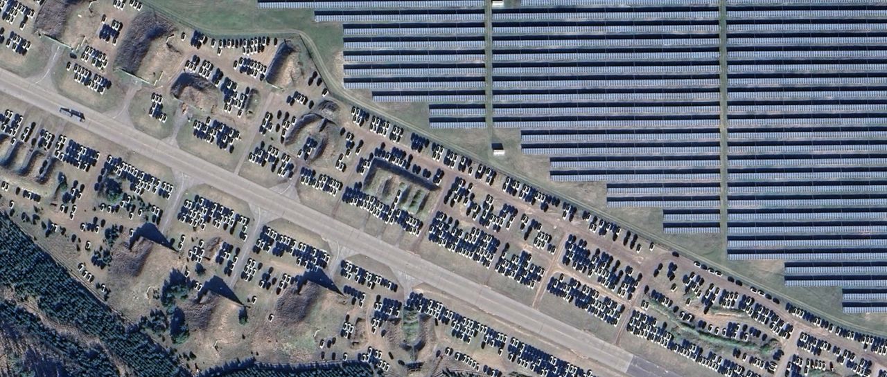 Zdjęcie lotniska Neuhardenberg, na którym stoją tysiące aut marki Tesla