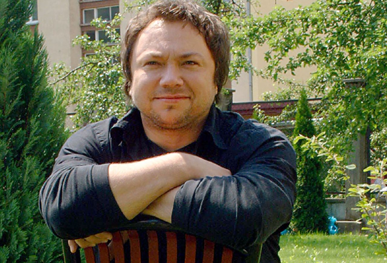 Przed laty bojkotowali go ze względu na religię. Usunął się w cień