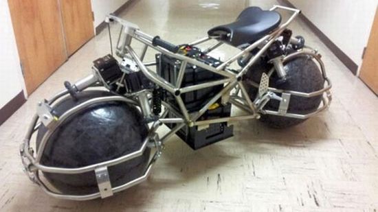 Studencki motocykl elektryczny jeździ na... kulach 1