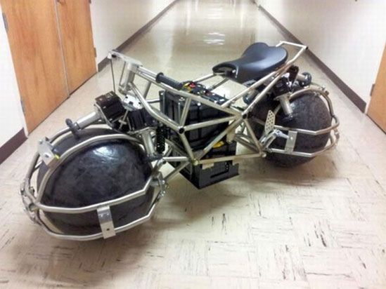 Studencki motocykl elektryczny jeździ na... kulach