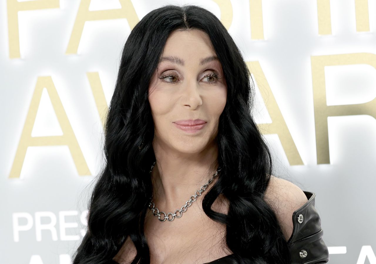 Cher nie daje o sobie zapomnieć. Na galę założyła skórzany strój i kabaretki