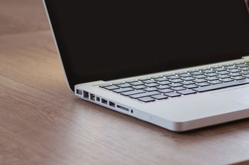 Pominięci nauczyciele dostaną bon na laptopa. Padł termin