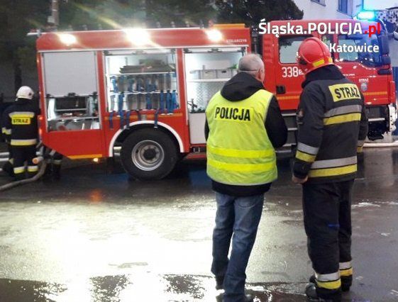 Śląskie. Wspólna akcja medyków, policji i straży pożarnej uratowała życie chorego mieszkańca Katowic.