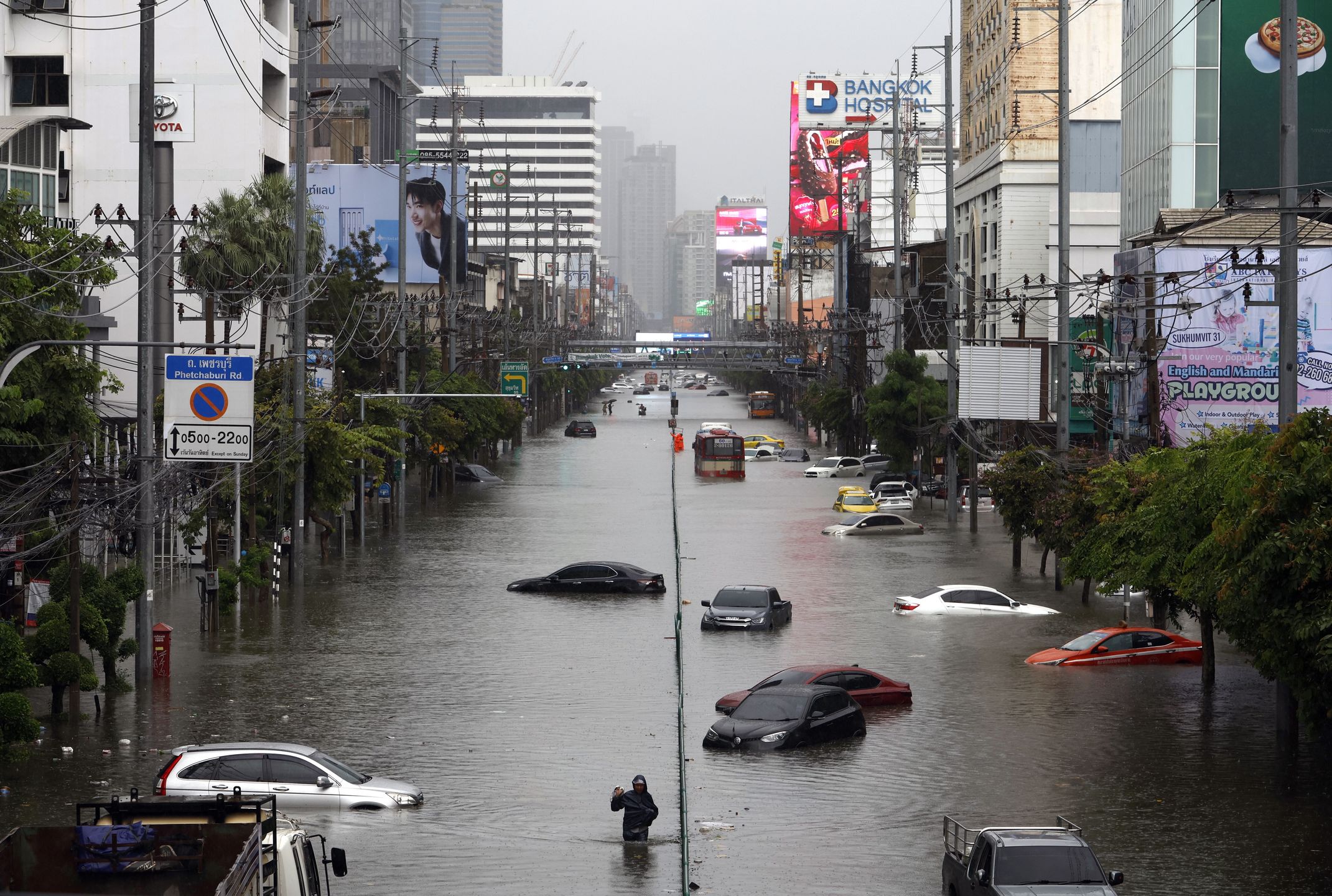 A man wades through floodwater as submerged vehicles remain abandoned along Phetchaburi Road in Bangkok, Thailand, 26 September 2026. All 50 districts in Bangkok have been declared flood disaster zones following persistent heavy rain caused by a strong low-pressure system combined with seasonal monsoon patterns. EPA/RUNGROJ YONGRIT Dostawca: PAP/EPA.