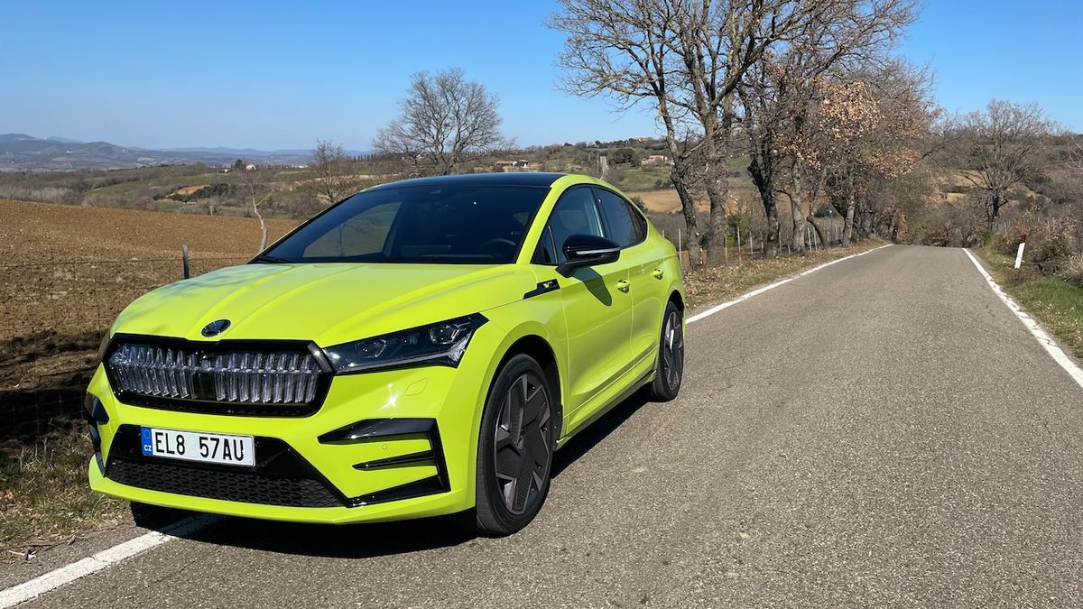 Skoda Enyaq Coupe iV ma bardziej drapieżną sylwetkę, w wersji RS podkreśloną detalami i wyrazistymi kolorami lakieru
