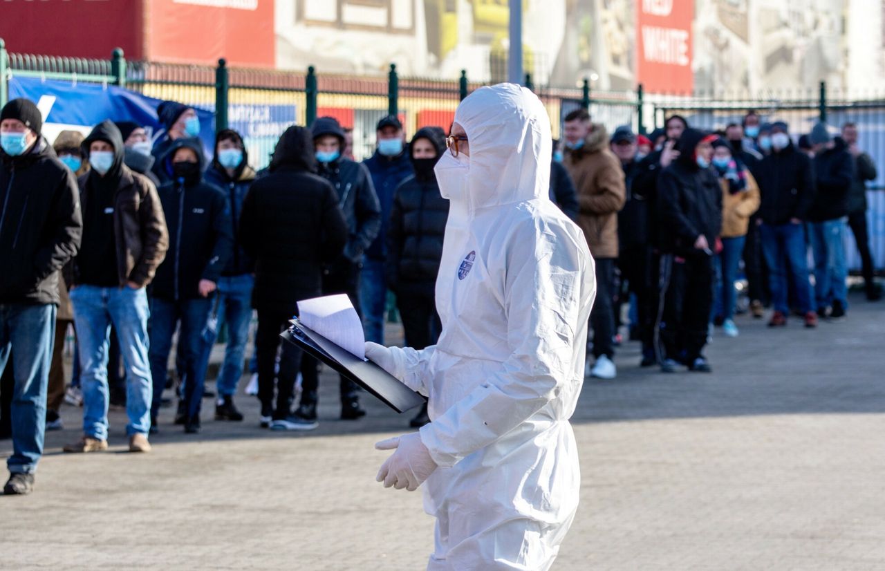 Adam Niedzielski chce załatać system testowania na COVID-19. Będzie panika w aptekach