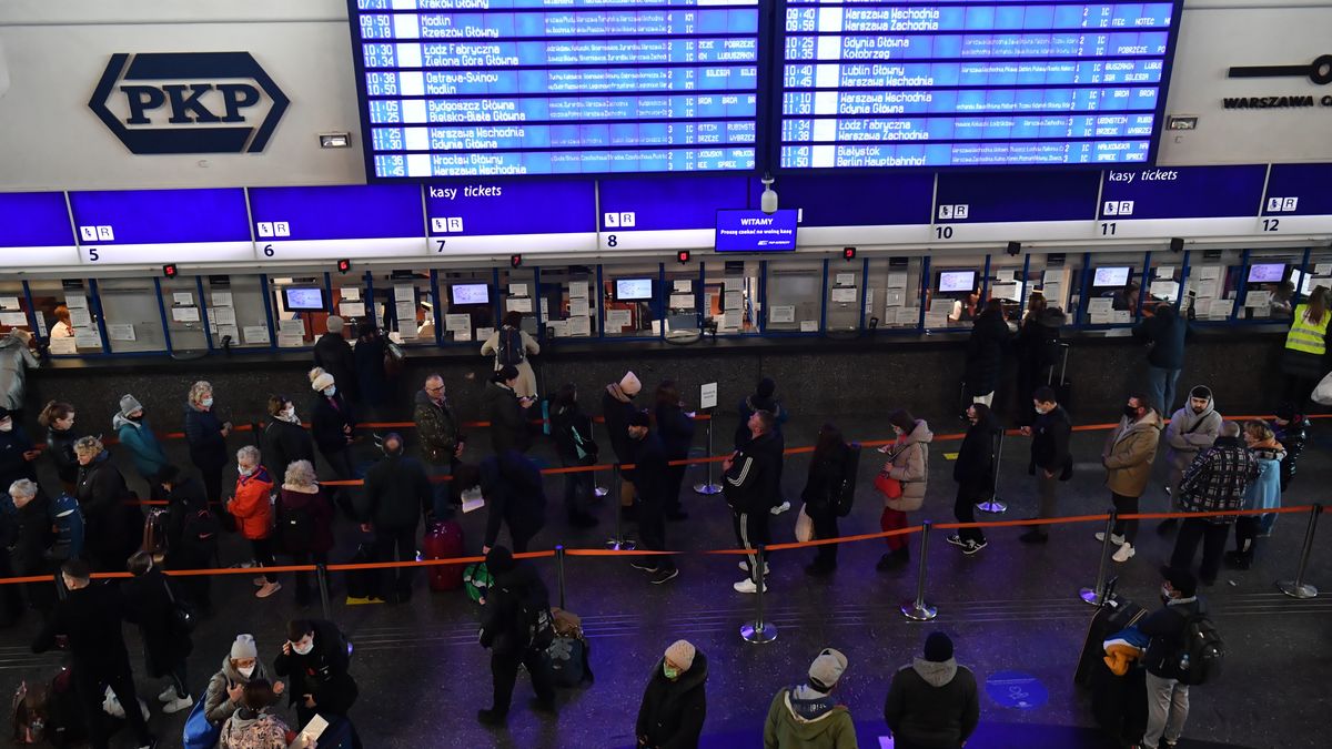  Warszawa, 17.03.2022. Tablica z godzinami odjazdów i przyjazdów pociagów, 17 bm. na stacji kolejowej Warszawa Centralna. Jak poinformowały władze PKP, rano 17 bm. doszło do awarii kilkunastu lokalnych centrów sterowania ruchem pociągów. Pełnomocnik rządu do spraw cyberbezpieczeństwa Janusz Cieszyński zapowiedział w związku z awarią nadzwyczajne posiedzenie Zespołu do spraw Incydentów Krytycznych. (mr) PAP/Piotr Nowak