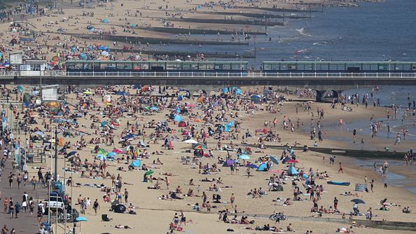 Ludzie tłumnie wyszli na plaże. 