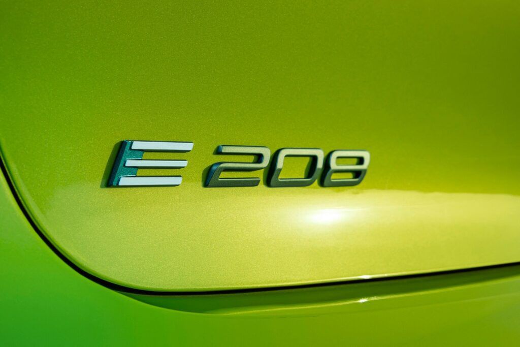Odświeżony Peugeot e-208
