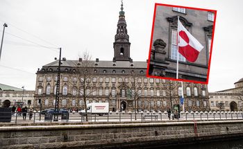 Flaga Grenlandii przed parlamentem. Dania wita senatorów z USA