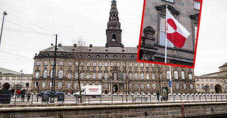 Flaga Grenlandii przed parlamentem. Dania wita senatorów z USA