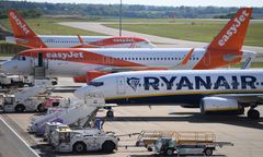 Lotnisko Luton zamarło. Upał uszkodził pas startowy