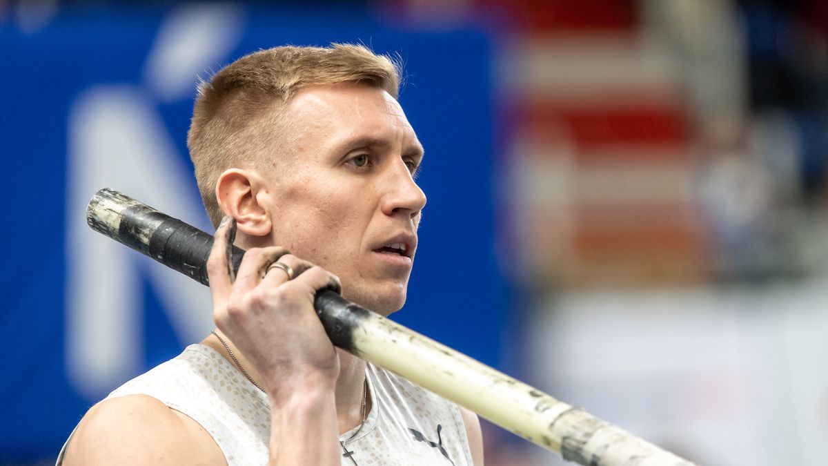 Toruń, 06.03.2022. Piotr Lisek w konkursie skoku o tyczce mężczyzn podczas halowych mistrzostw Polski w lekkiej atletyce, 6 bm. w Toruniu. (js) PAP/Tytus Żmijewski