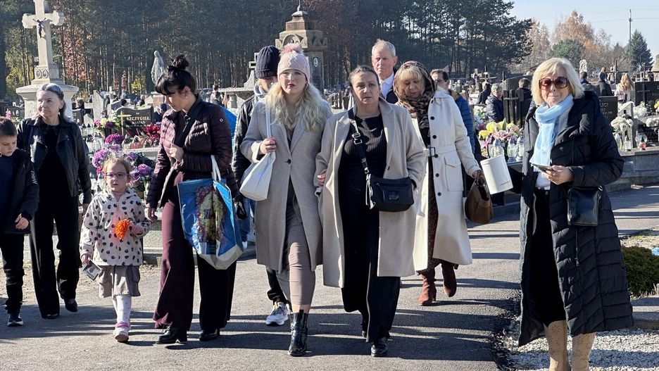 Tłumy na cmentarzu klasztornym w Jędrzejowie w dniu Wszystkich Świętych 2025.