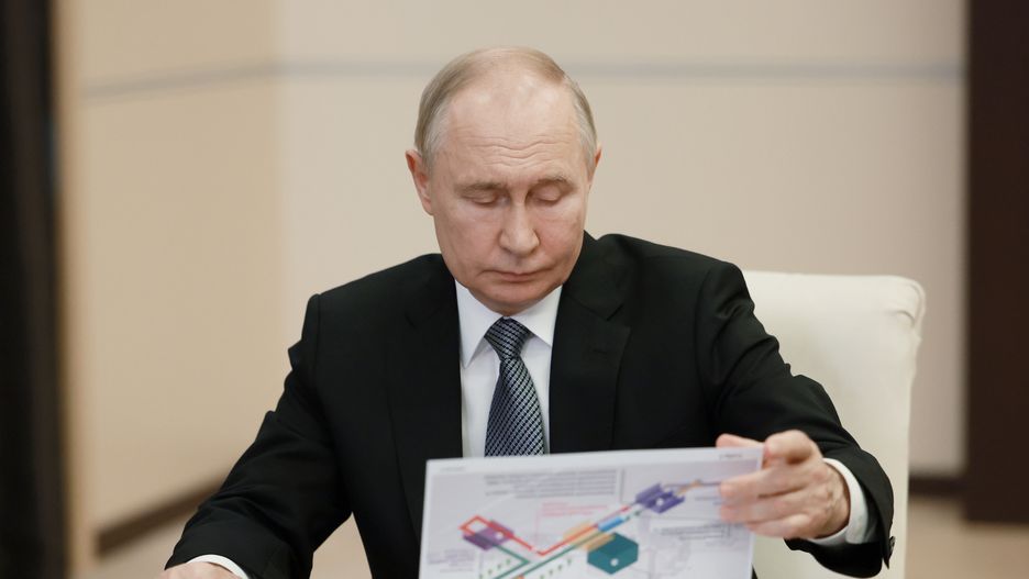 Russian President Vladimir Putin during his meeting with Russian Federal Customs Service head Valery Pikalev at the Novo-Ogaryovo state residence outside Moscow, Russia, 18 July 2024. EPA/VYACHESLAV PROKOFIEV / SPUTNIK / KREMLIN POOL Dostawca: PAP/EPA.