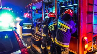 Gdynia: Nocny pożar w garażu na Witominie. Ewakuowało się 65 osób