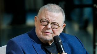 Dawno niewidziany Wojciech Mann na nowym zdjęciu. Pojawił się u boku syna i... córki Zamachowskiego (FOTO)