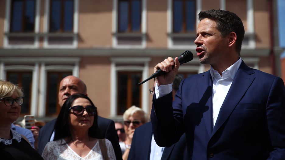 Tarnów, 07.06.2020. Prezydent Warszawy, kandydat w wyborach prezydenckich Rafał Trzaskowski (P) podczas spotkania z mieszkańcami w Tarnowie, 7 bm.  (sko) PAP/Łukasz Gšgulski
