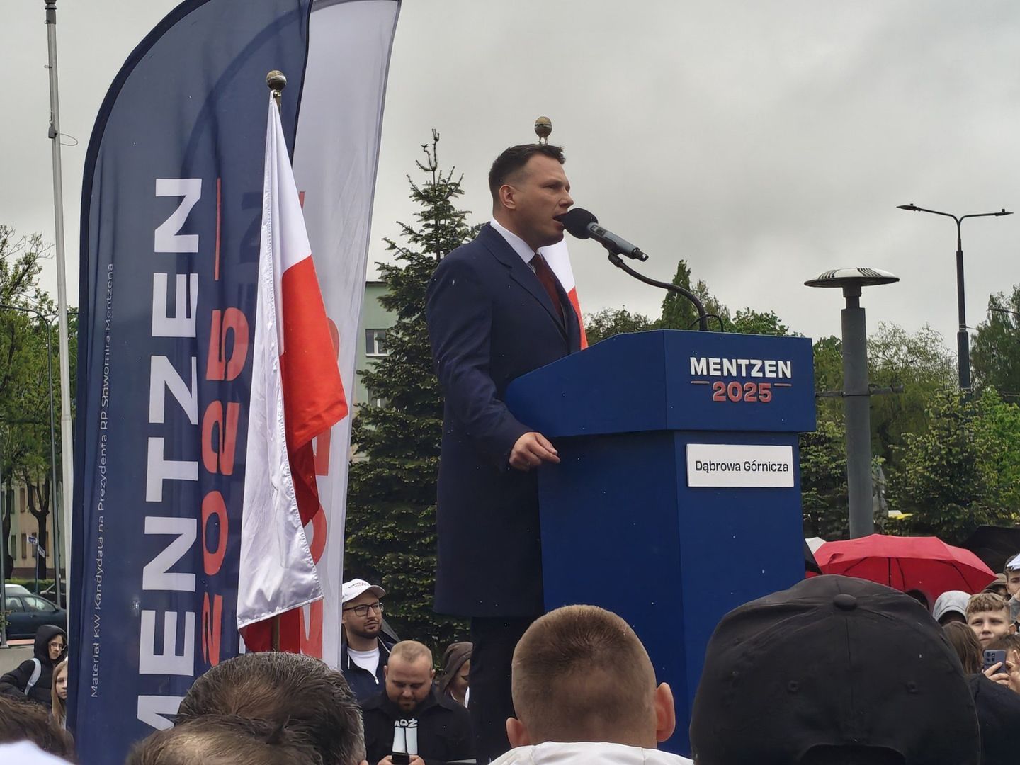 Wizyta Sławomira Mentzena z wyborcami w Dąbrowie Górniczej. Tłumy pod Pałacem Kultury Zagłębia