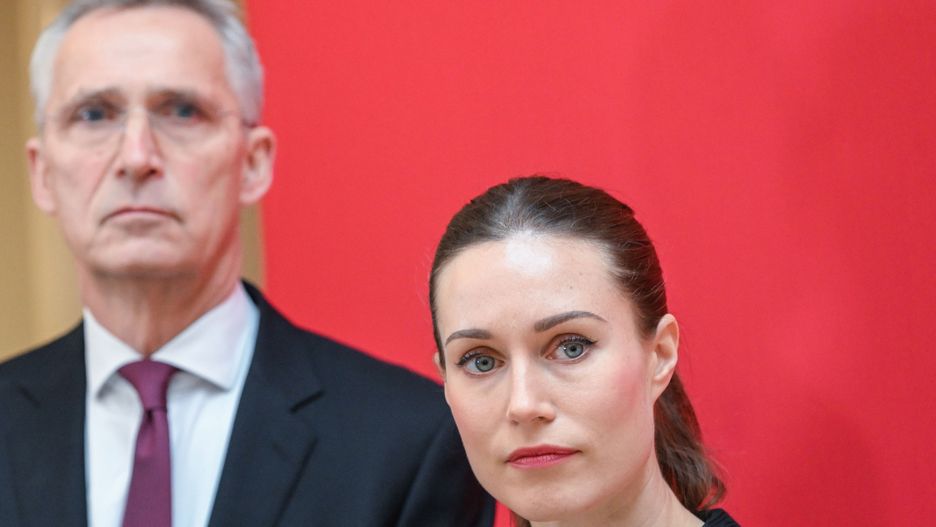 NATO Secretary General Jens Stoltenberg (L) and Prime Minister of Finland Sanna Marin (R) brief the media as they meet in Helsinki, 28 February 2023, where they will participate in the summit meeting of the cooperation committee of the Nordic labor movement SAMAK. EPA/KIMMO BRANDT Dostawca: PAP/EPA.