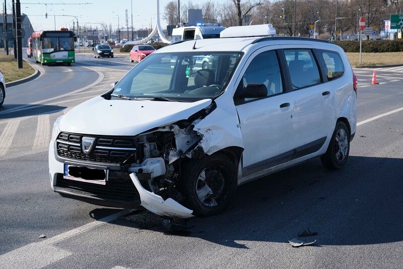 Uszkodzona dacia sprawcy wypadku na rondzie im. Mohyły