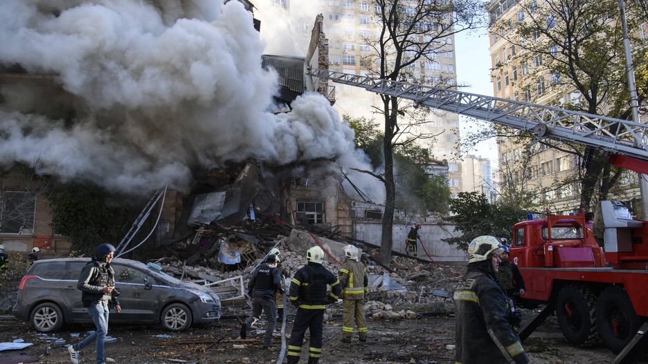 Explosive Suicide Drones Rock Kyiv
Firefighters conduct work while Smoke rises from a building after it was attacked by Russian suicide drones in Kyiv, Ukraine on October 17, 2022. At least three people were killed in Russian attacks on Ukraine's capital on Monday, according to Volodymyr Zelenskyy's presidential office. Photo by Vladyslav Musiienko / UPI.. Photo via Newscom
Dostawca: PAP/Newscom
Vladyslav Musiienko
war, Russia, kyive, Ukraine, drone, kamikaze, agresja Rosji, atak Rosji na Ukrain�, inwazja, inwazja rosyjska, konflikt zbrojny, rosyjska, rosyjski, sytuacja na Ukrainie, sytuacja w Ukrainie, Wojna na Ukrainie, wojna w Ukrainie, wok� Ukrainy