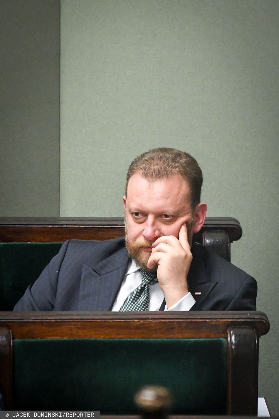 Zamyślony Minister Zdrowia Łukasz Szumowski