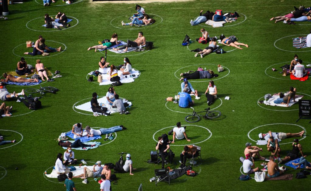 Domino Park w Nowym Jorku. Dzięki kręgom mieszkańcy zachowują dystans między sobą