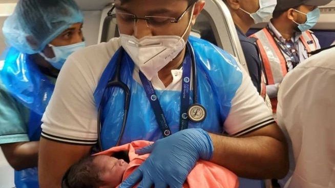 Kobieta urodziła dziecko w samolocie