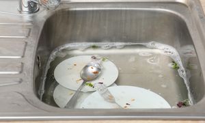 Wlej do odpływu i zostaw na noc. Zapomnisz o zapchanym zlewie