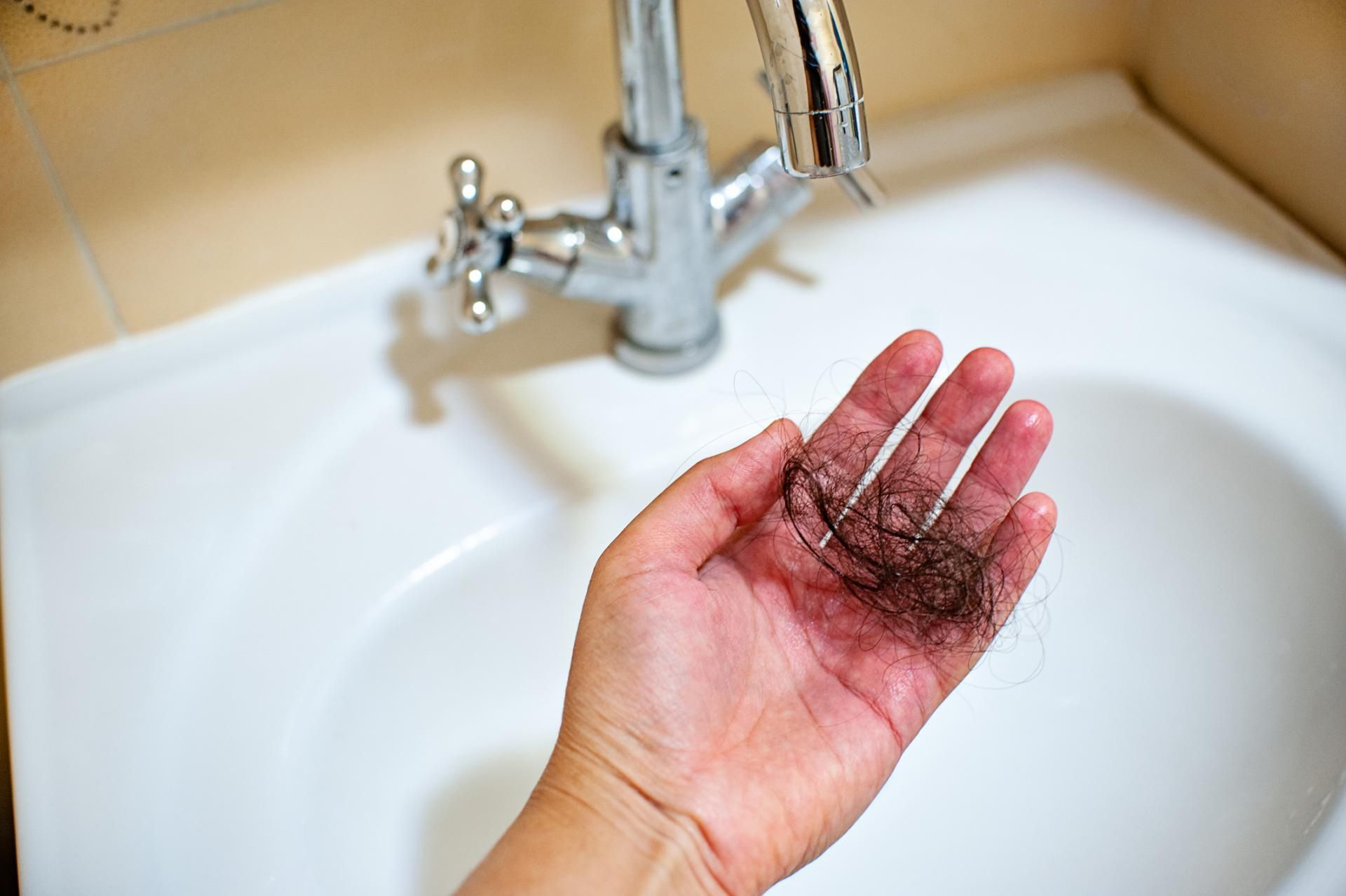 Wypadanie włosów po ciąży jest zjawiskiem fizjologicznym