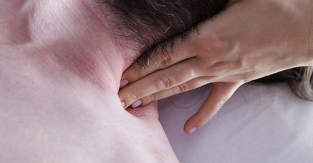 Sztywnienie karku u dzieci i dorosłych. Przyczyny i postępowanie