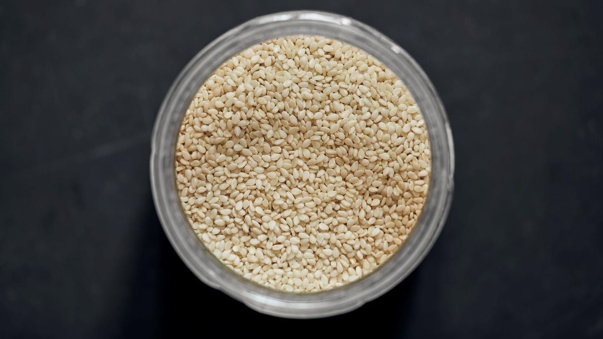 Sezam to niepozorne ziarno o ogromnym potencjale zdrowotnym.