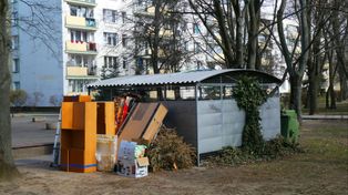 Wyrzuciła komodę na śmietnik. Straciła kilkaset tysięcy złotych