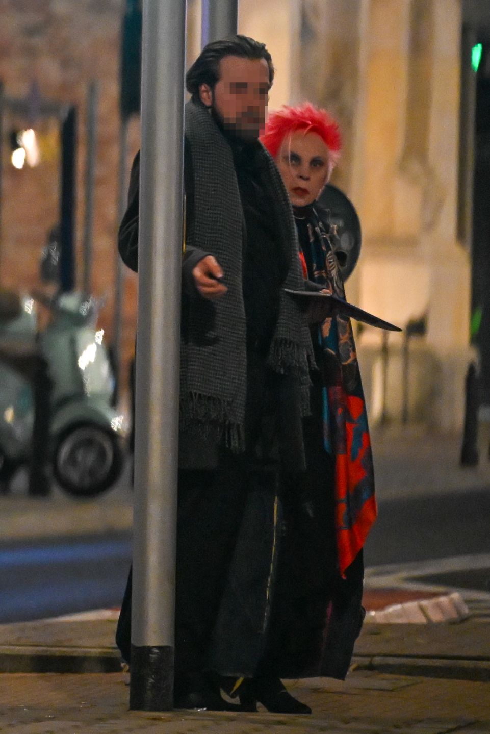 Krystyna Mazurówna kręci się po mieście z młodzieńcem u boku