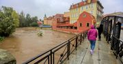 Kłodzko. Woda wdziera się przez okna budynków. Jedna osoba zginęła