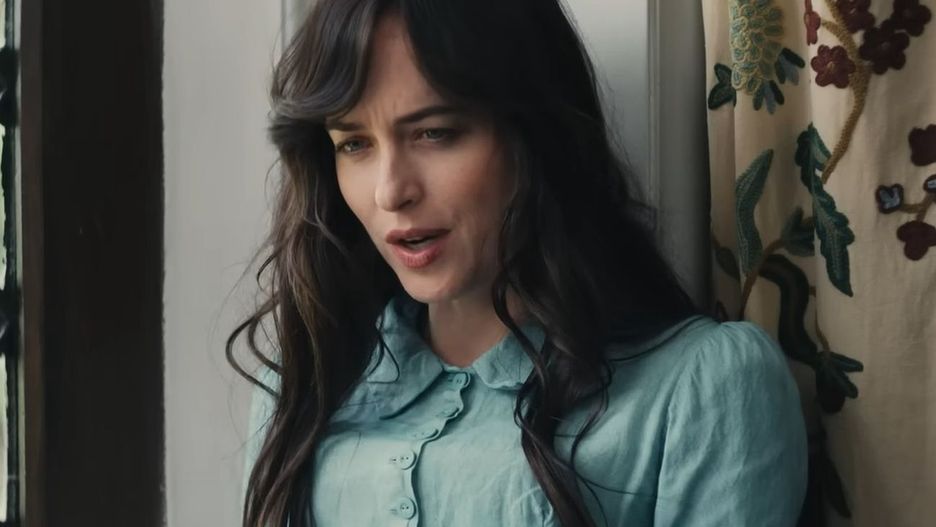Anne (Dakota Johnson) miota się między samoświadomym feminizmem a mądrościami rodem z kajetu Bridget Jones