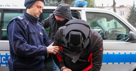 Ksiądz skrępowany i owinięty folią. Szokujące szczegóły przed procesem