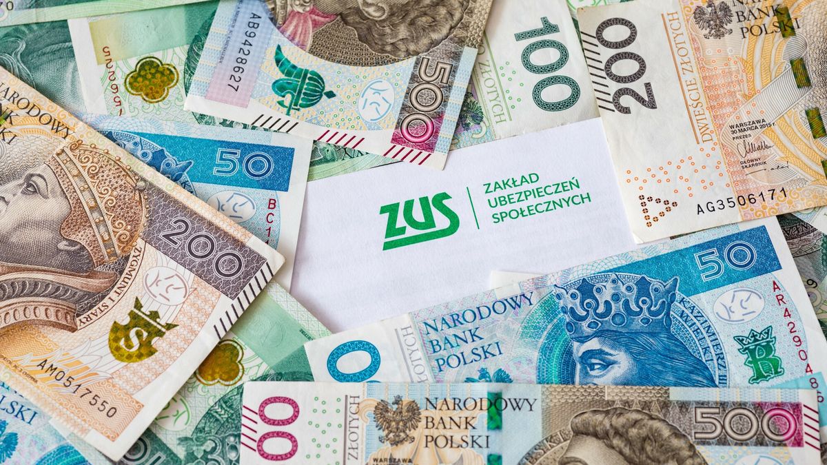 Stock Arkadiusz Zi�?ek
Fot. Arkadiusz Ziolek/East News. 
n/z Napis ZUS na tle pieniedzy.
ARKADIUSZ ZIOLEK