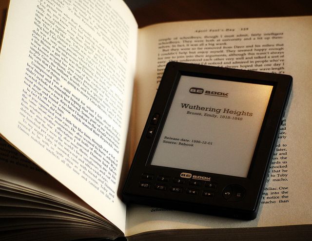 Ta sama książka? (Fot. Flickr/ Christine Rose..,/Lic. CC by-nd)