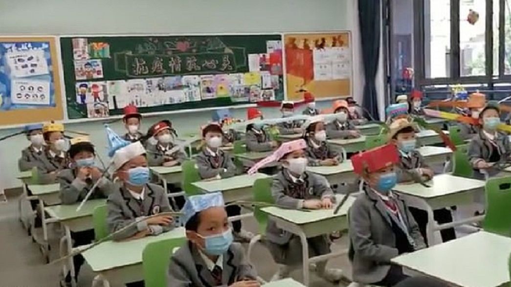 Dzieci w Chinach muszą nosić specjalne nakrycia głowy.