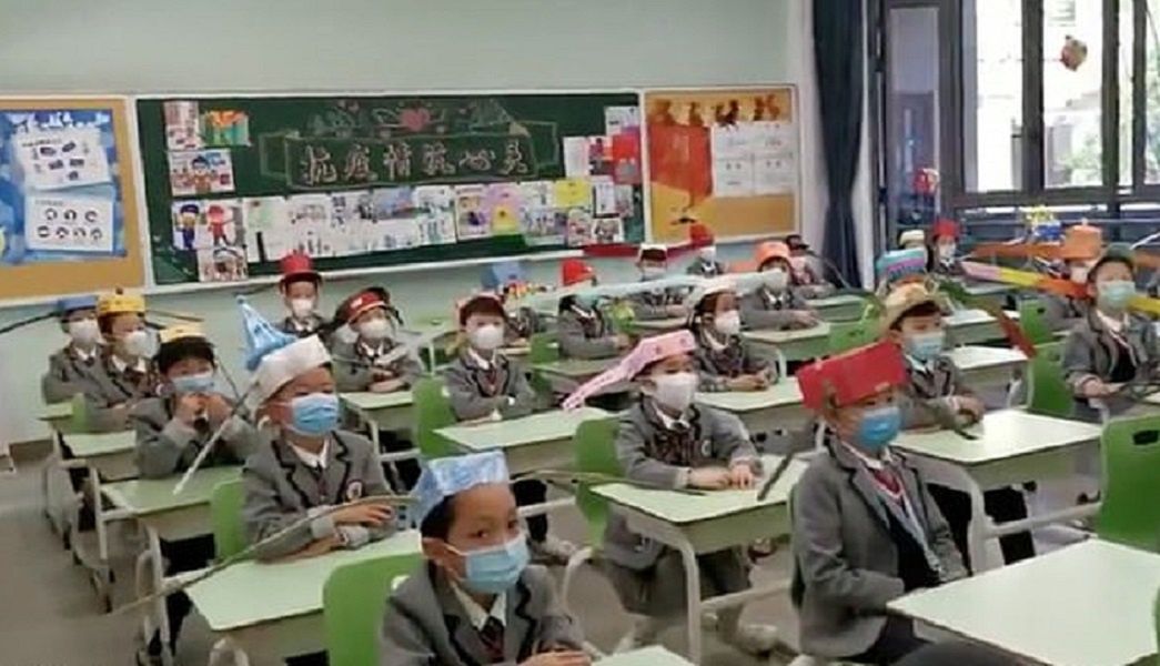 Dzieci w Chinach muszą nosić specjalne nakrycia głowy.