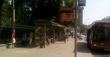 Lublin: Czekając na autobus naładujesz telefon na przystanku. Czy ma to sens?